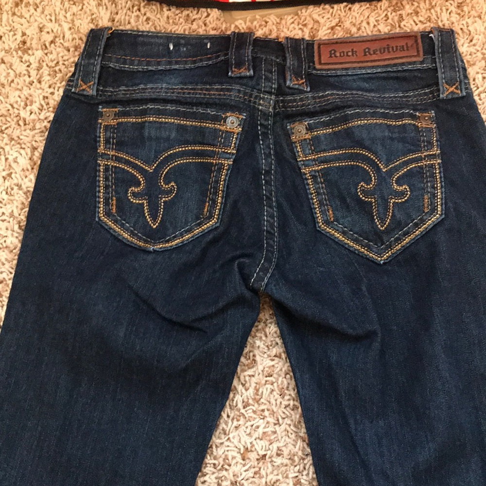 Rock rival jeans. Fit more like a 25. Thread has some shine to it.
